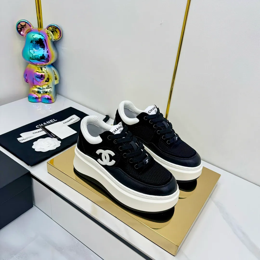 👟👟Ex-factory price 600👟👟 Upgraded version, upgraded version, upgraded version! No rebuttal accepted! ! ! ! Chanel Chanel panda shoes! 2025 counter's top casual sports shoes. This classic design; the upper is electro-embroidered with a variety of techniques; the outsole is fashionable and sporty; the unusual inclusion of a variety of color matching elements... The diversified mix and match is very good-looking and versatile, and can be used for leisure, fashion, sports, and outdoor... ꫛꫀꪝ Go➫ Materials: ❶Upper made of: original imported first-layer silk cowhide + original waterproof cloth + original first-layer cowhide ❷Inner lining: Original Yangli+Net ❸Outsole based on: Original TPU combination outsole Counter boutique packaging complete set for women 35–41 👉 👉 👉 👉 👉
